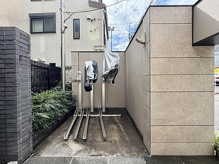 【駐輪場】建物内に整理された駐輪場があり、愛車の保管に便利。