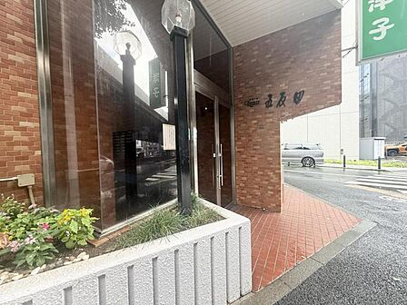 住まいの顔ともいえるエントランスは、上品で洗練された印象に仕上がっています。