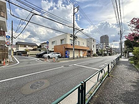 【周辺環境】幅員にゆとりある前面道路。視界が広がり、確かな開放感があります。