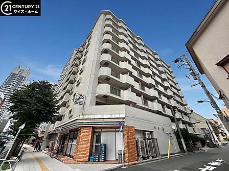 【外観】青空に映える重厚な佇まい。都心の喧騒を忘れさせる端正な外観。