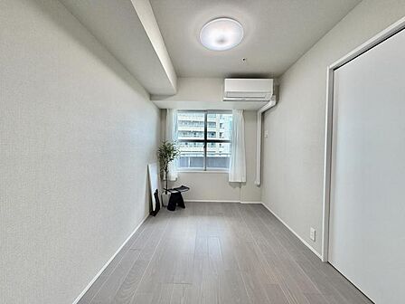 【洋室：5.6帖】シンプルで綺麗な形の居室は季節に合わせてインテリアを楽しみながらお住まいいただけます。