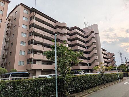 【外観】 段層が織りなすリズム感。光と影が美しく交差するモダンな造形。