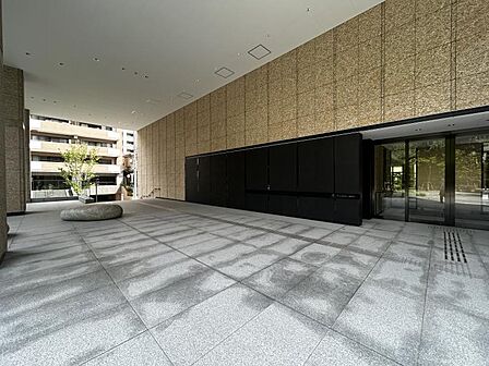 【エントランス】美しい石畳が、居住者やゲストを優雅に迎えるエントランス