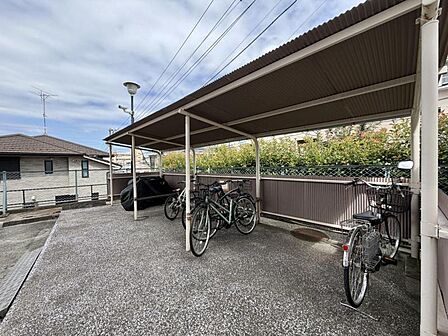【駐輪場】屋根付きの駐輪場は雨の日などにとても重宝します。