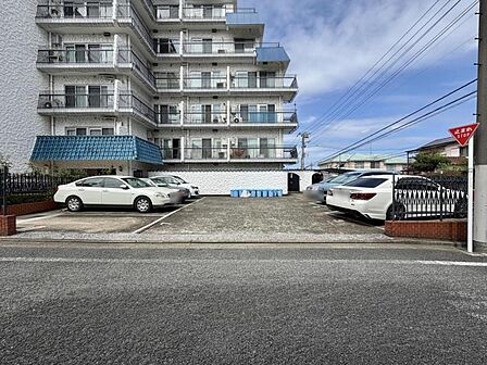 【駐車場】車の出し入れもスムーズな使い勝手の良い駐車スペースです。