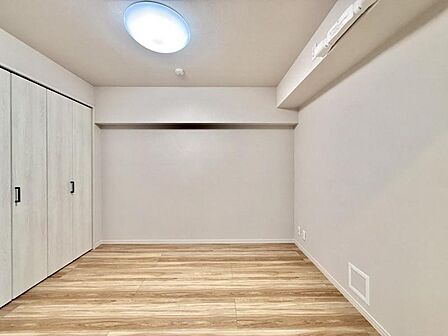 【洋室:5.2帖】シンプルな内装で家具の配置もしやすい空間です。