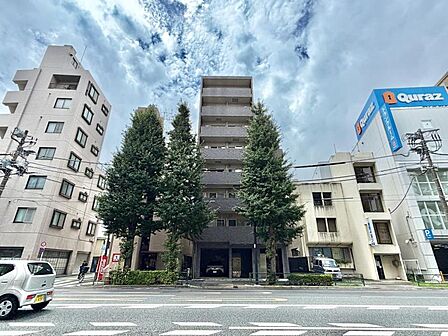 【外観】街の景観に品よく溶け込む佇まい。