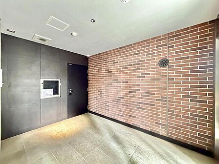 【エントランス】重厚感のあるエントランスデザインです。