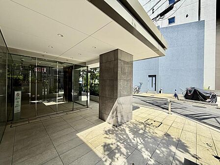 【エントランス】穏やかな雰囲気が広がる入口部分。