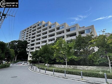 【外観】青空に映える重厚な佇まい。