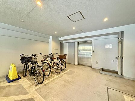 【駐輪場】建物内に整理された駐輪場があり、愛車の保管に便利。