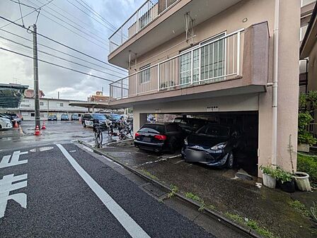 【駐車場】屋根付き駐車場で大事な愛車も安心して置いておけます。