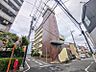 外観：【外観】赤レンガ調の外観が印象的なマンション。時を重ねても色褪せない、レトロで落ち着きのある佇まいが魅力です。