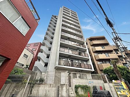 【外観】静かな住宅街に映える、端正なマンション。暮らしの舞台にふさわしい、落ち着きと品格を備えています。