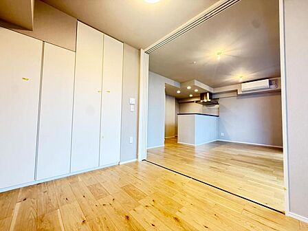 【洋室:4.0帖】フローリング仕様でお手入れも簡単です。