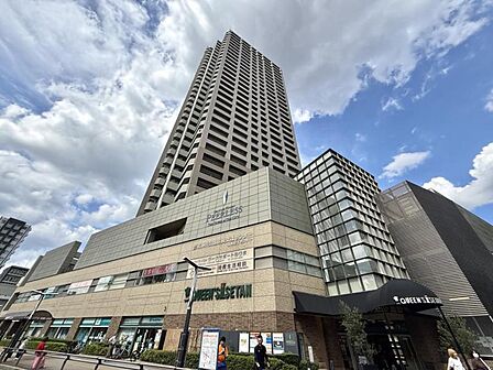 【外観】青空に映える重厚な佇まい。都心の喧騒を忘れさせる端正な外観。