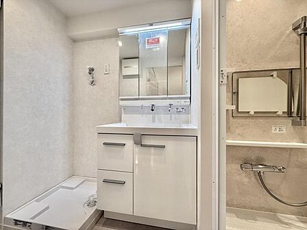 【洗面所】洗面台と洗濯パンが並ぶ洗面所は、家事動線が整った頼れる場所。忙しい朝もストレスフリー。