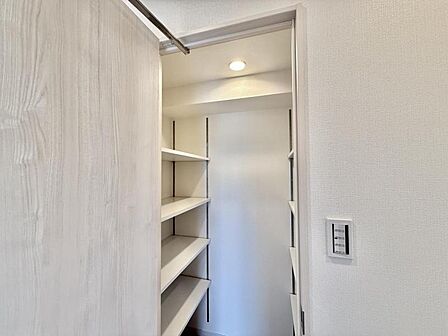 【収納】リビングにも便利な棚収納が備わり、住空間をより効率よく使えます。