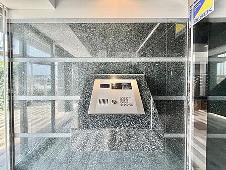 【オートロック】オートロック完備の安心感。住まう人の安全を第一に考えた設計。
