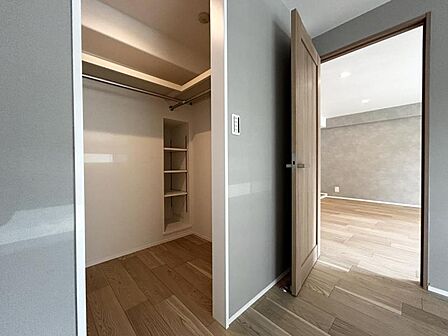 【収納】大きなWIC完備。衣類や大きな家電などをマルチに収納できて住空間をより広げてくれます。