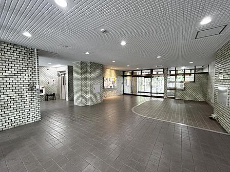 【エントランス】管理の良さが一目でわかる、清掃の行き届いた開放的なエントランス。