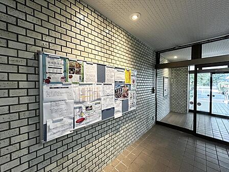 【エントランス】清潔感のあるエントランス。住人同士のゆるやかな交流を育む場。