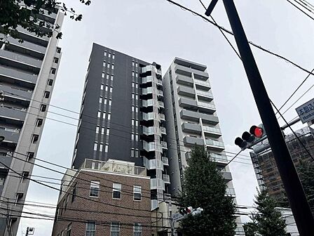 【外観】青空に映えるあたたかみのある外観デザイン。日々の暮らしに寄り添う穏やかな住環境。