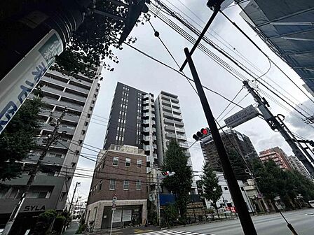 【外観】都心の躍動を背景に佇む。洗練のスタイリッシュなレジデンス。