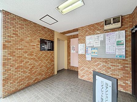 優雅さも感じられる重厚で高級感のあるエントランスです。