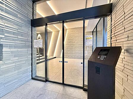 清潔感のある明るいエントランスが、毎日の帰宅を心地よく迎えてくれます。