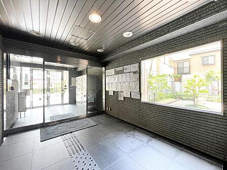 【エントランス】清潔感のあるエントランス。住人同士のゆるやかな交流を育む場。