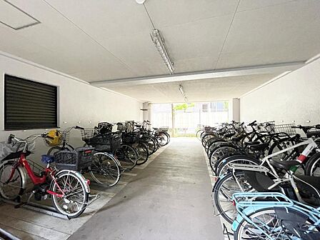 【駐輪場】建物内に整理された駐輪場があり、愛車の保管に便利。