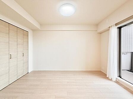 【洋室:6.0帖】 リビングと隣り合う洋室。趣味の部屋にもお子様の部屋にも出来る汎用性があります。