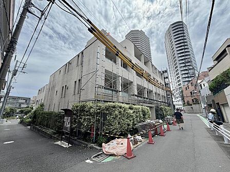 【外観】　閑静な住宅街に佇む、品のあるマンション。街の空気に溶け込む、穏やかな佇まいです。