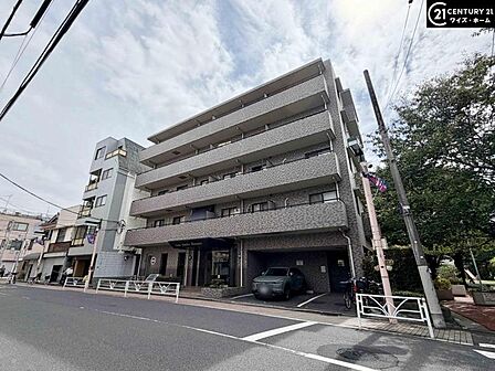 【外観】周囲の街並みと調和する落ち着いた色調。上質な日常を予感させる。