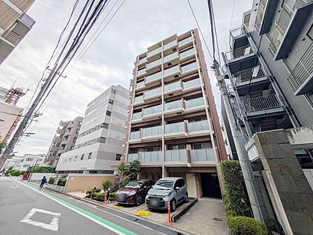 【外観】周囲の街並みと調和する落ち着いた色調。上質な日常を予感させる。