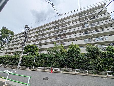 【外観】閑静な住宅街に佇む、品のあるマンション。街の空気に溶け込む、穏やかな佇まいです。