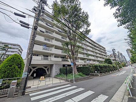 【外観】都心に佇むスマートな外観。洗練された街並みに、静かに映える存在感です。