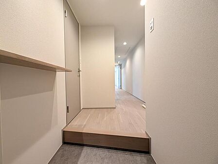 【玄関】住まいの顔となるすっきりと明るい玄関
