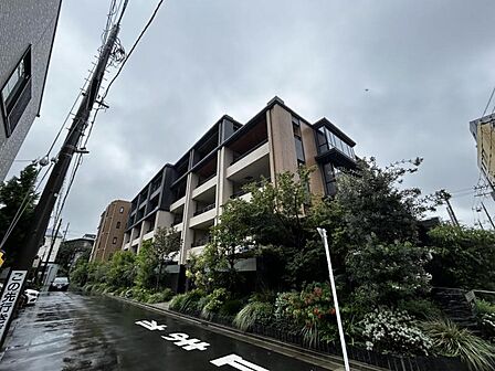 【外観】モダンなデザインが際立つ外観。存在感と品格を兼ね備えたマンションです。