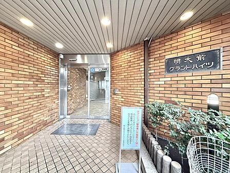 【エントランス】住む人や訪れる人を室内へと優しくエスコートします。