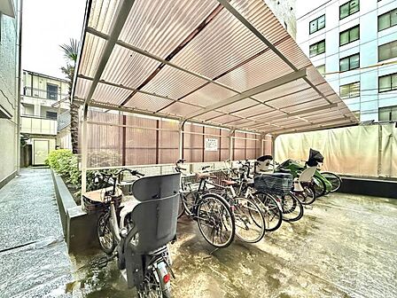 【駐輪場】屋根付きの駐輪スペースがあり、雨の日も安心です。
