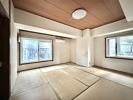 【和室】和室ならではの温かな和の空間で寛ぎの時間を過ごせます。