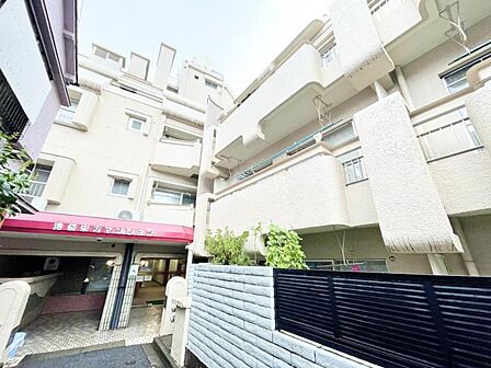 【外観】 周囲の街並みと調和する落ち着いた色調。上質な日常を予感させる。