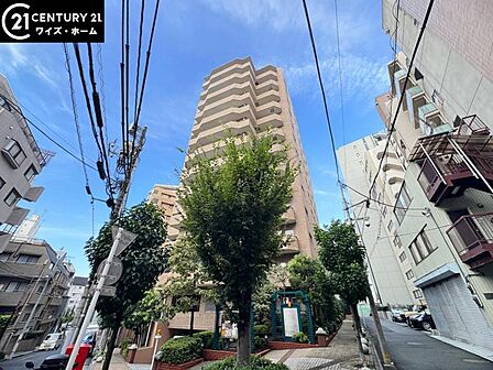【外観】 青空に映える重厚な佇まい。都心の喧騒を忘れさせる端正な外観。