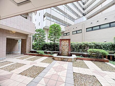 【エントランス】 住民同士の挨拶が飛び交うエントランスは明るく快適で気持ちの良い空間