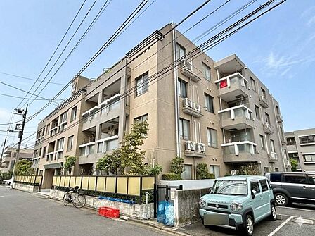 【外観】どっしりとした安定感のあるフォルム。時を経ても色褪せない、大切に管理されたマンション。
