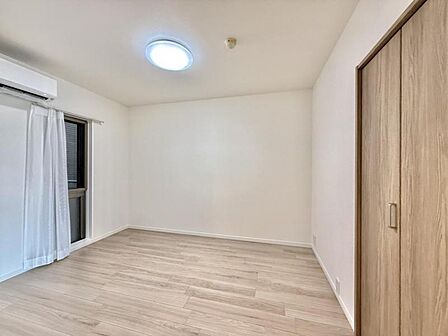 【洋室:6.2帖】プライベートなお部屋ではゆったりとした時間を過ごしたいです。音楽を聴いたり読書したりと落ち着いた時間が流れる住空間。