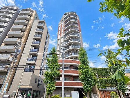 【外観】 陽光をたっぷりと取り込む明るい住空間。圧迫感がなく街並みに馴染む落ち着いた佇まい。