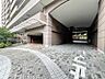 駐車場：【駐車場】　マンション敷地内の駐車場。雨の日でも荷物の出し入れがスムーズに行えます。